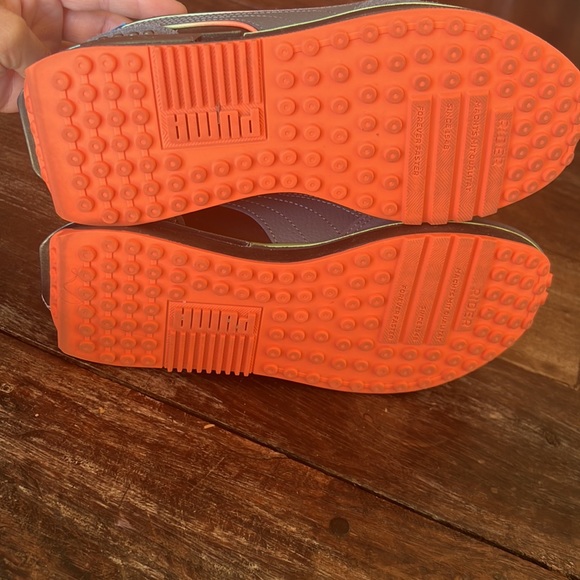 RARE!! Retro Pumas in shades of grey with great pops of color - Picture 6 of 7